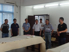 送书画进社区 文艺志愿者点亮居民文化生活